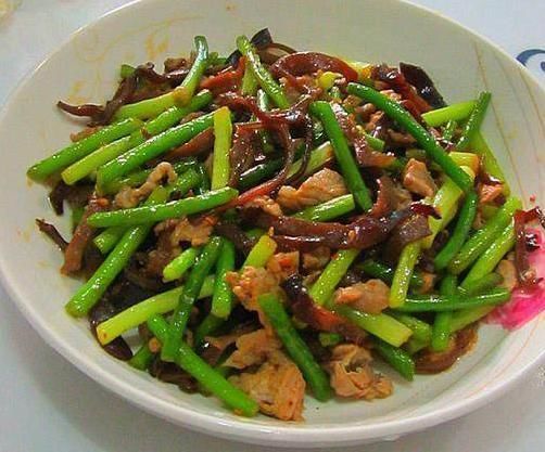 家常美食的魅力，豆腐蒜薹烧肉末的制作与功效