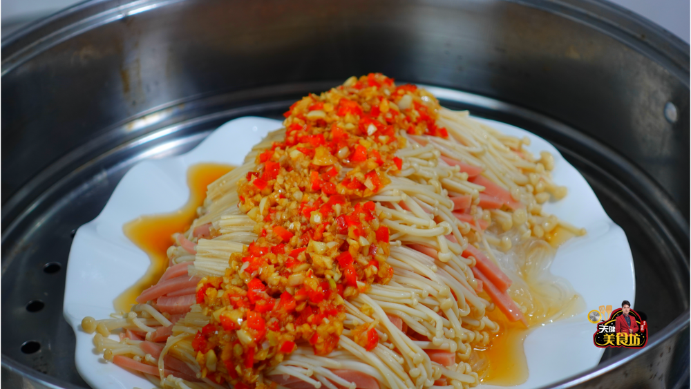 皮蛋金针菇凉拌，家常美食中的清爽佳肴