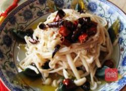 皮蛋金针菇凉拌，家常美食中的清爽佳肴
