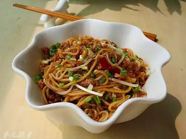 酱油豆芽豆腐面条，家常美食的全新演绎