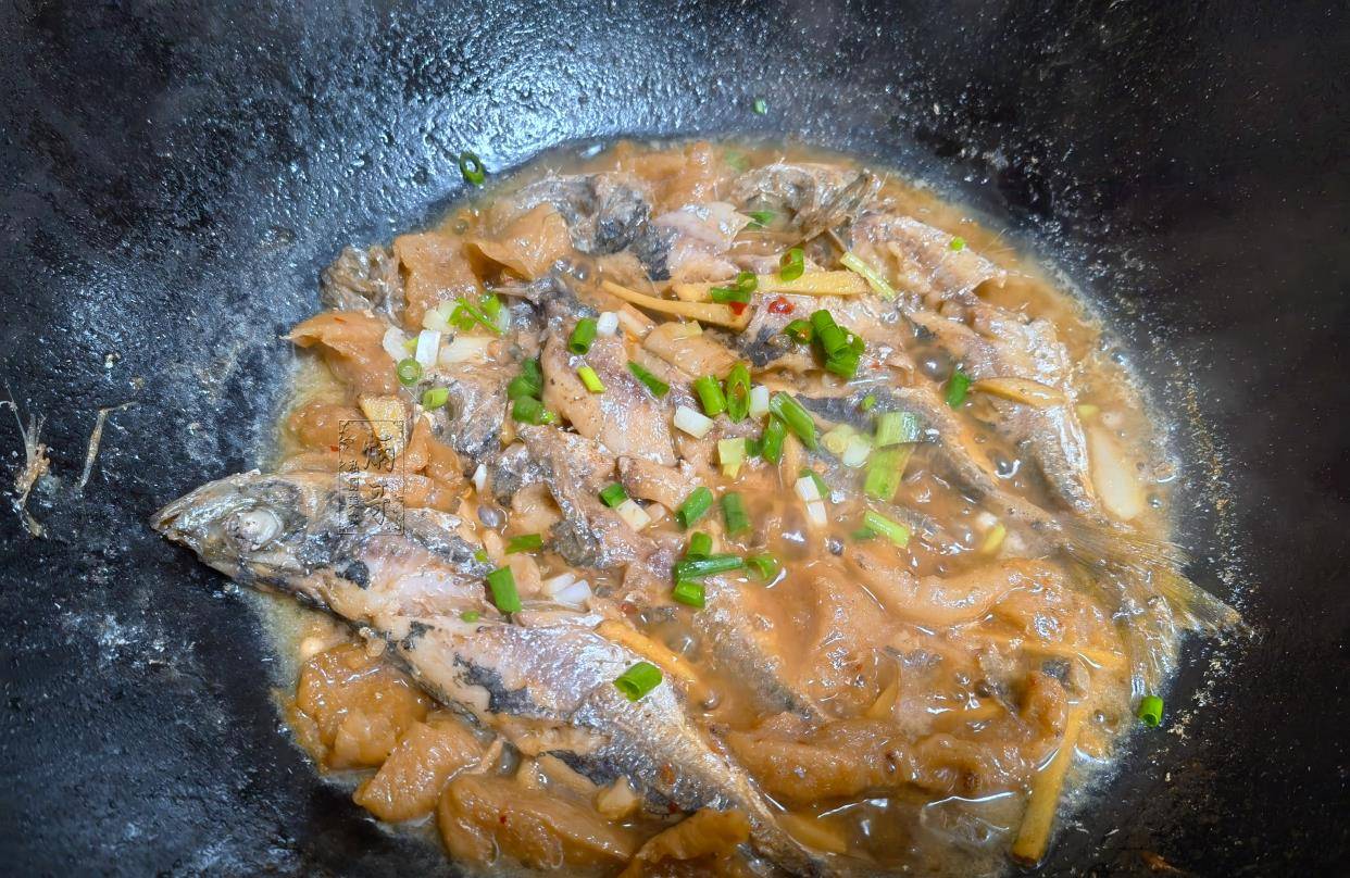 臭豆腐煮肥牛，独特风味美食的制作与享用