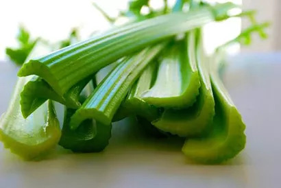 豆腐泡芹菜，家常美食的健康升级之道