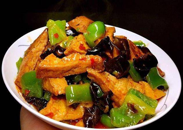 家常美食新尝试，青木耳炒豆腐的养生之道