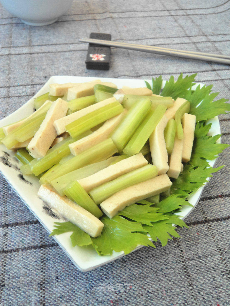 素炒小芹菜，清爽口感中的健康守护者