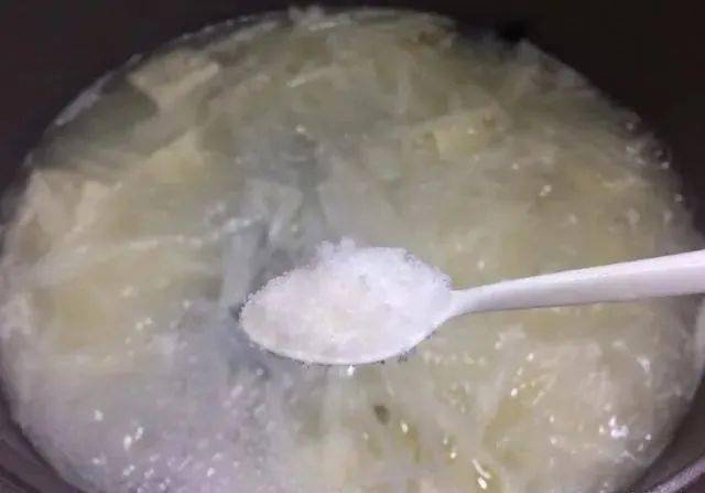 白萝卜炖鱼豆腐，温暖心灵的鲜美佳肴