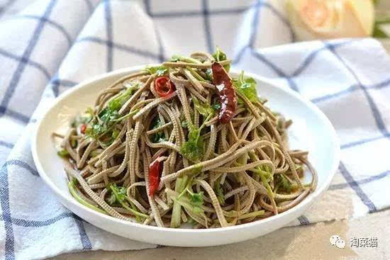 清爽夏日佳肴，莴苣拌豆腐丝的制作与养生功效