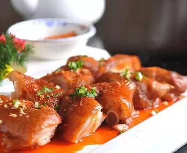 红烧排骨猪蹄，传统佳肴的美味秘诀与营养解读