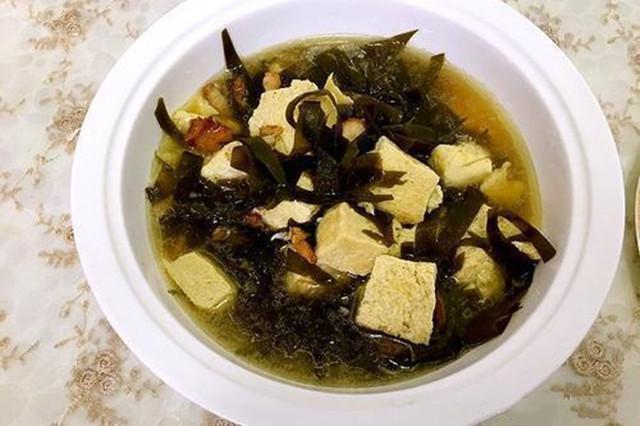 家常美味，白菜冻豆腐海带根的温暖料理