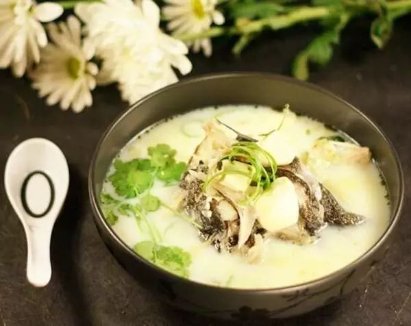 大肠豆腐炖鱼头，美味与营养的完美融合
