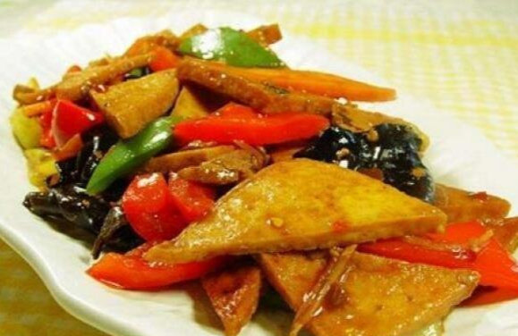 家常大豆腐炒青椒，美味下饭，营养满分的小炒菜谱