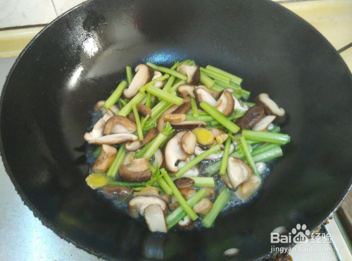香菇炒芹菜，家常美食的健康奥秘