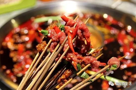 冷火锅串串，夏日解暑新宠，味蕾的冰爽盛宴