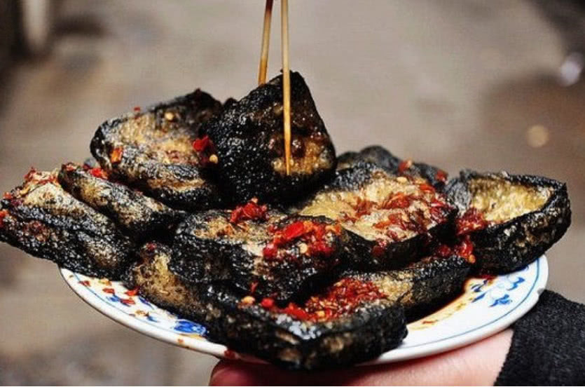 南阳臭豆腐，闻臭识美味，传统小吃背后的故事与做法解析