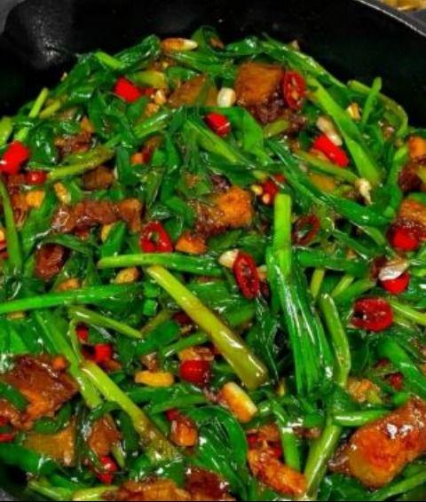 芹菜虾皮豆腐肉，家常美食的鲜美融合