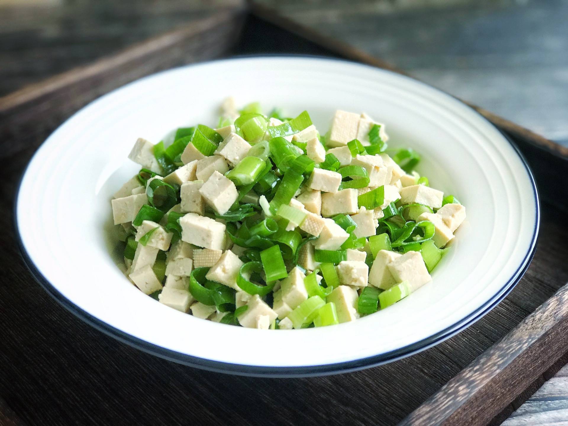 夏日消暑佳品，藿香凉拌豆腐丝，清香四溢，美味养生