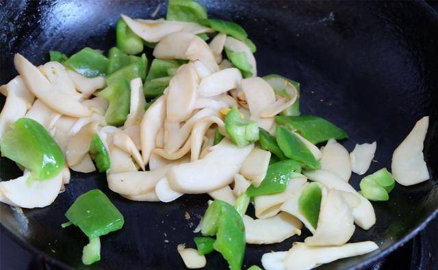 家常炒杏鲍菇，鲜美口感，营养满分，轻松入门家常菜