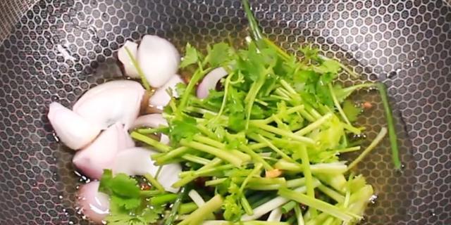 葱油鲈鱼，鲜香四溢的家常美味，轻松学会！
