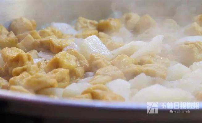 家常美食，油豆腐果炖萝卜，美味与健康的完美融合