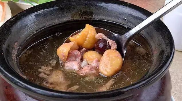 温暖心灵的美味佳肴——自制母鸡汤的做法与功效