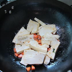 红萝卜炒豆腐丁的做法