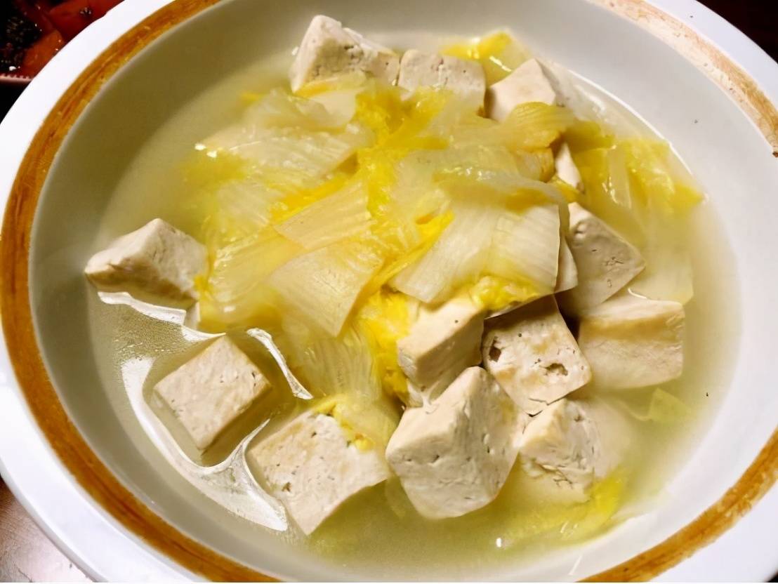 夏日清爽佳肴，白菜炖豆腐的制作与养生之道