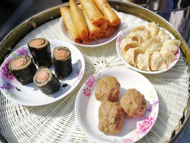 泡菜挂汁臭豆腐，独特风味，唤醒味蕾的美食之旅