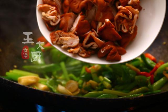 爆香美味，家常爆炒小河蚌的制作秘诀