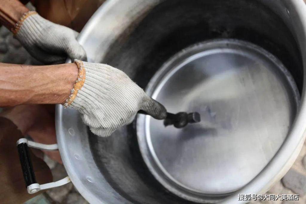 炊锅里的美味秘密，传统炊具与现代美食的完美融合