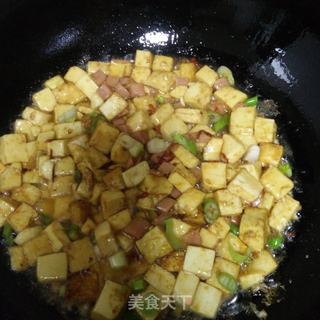 巴马火腿炒豆腐，传统美食的鲜美碰撞