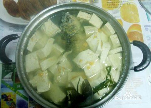 鱼炖豆腐芹菜，鲜美滋补的养生佳肴