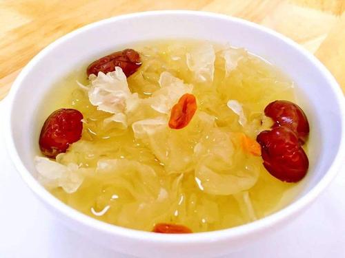 红枣银耳莲子粥，一碗温润滋补的养生佳品