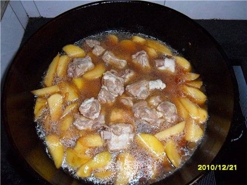 排骨土豆烩的做法
