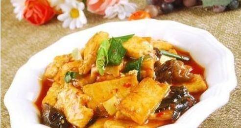 土豆豆腐猪肉炖，家常美食的温馨味道