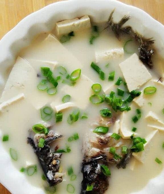 水煮鲫鱼白豆腐，鲜美滋味与健康养生的完美融合