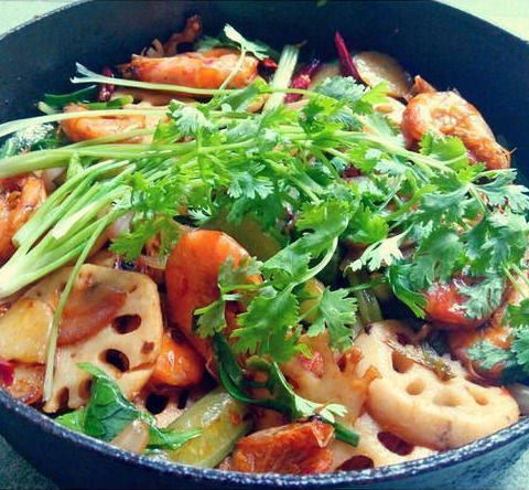 蒸虾豆腐火锅，温暖冬日里的鲜美佳肴
