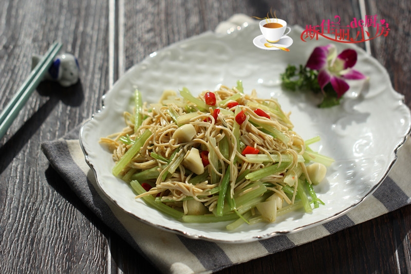 芹菜毛豆炒豆腐丝，家常美味，营养满分
