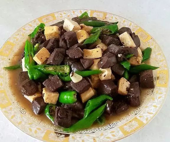 猪肺炒豆腐，传统美食的现代魅力