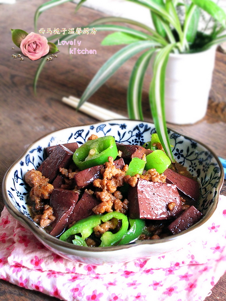 猪血烧豆腐肉末，家常美食的温暖滋味
