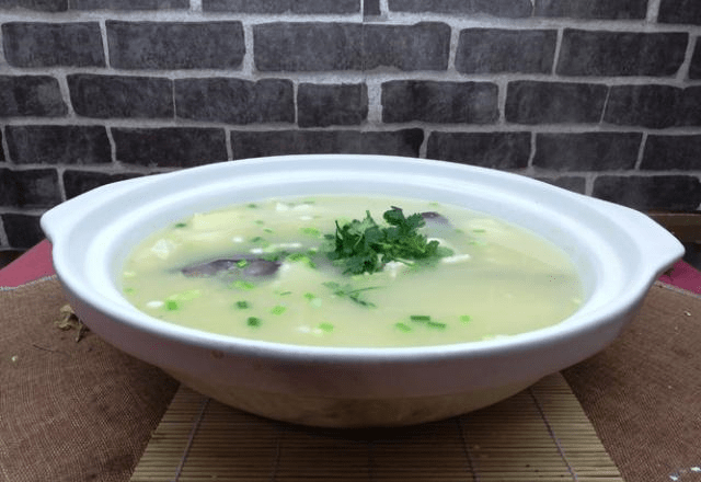 鲢鱼头豆腐烧汤，鲜美滋补的家常佳品