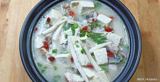 鲢鱼头豆腐烧汤，鲜美滋补的家常佳品