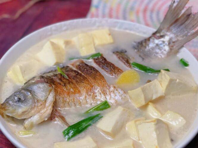 家常美味，油煎豆腐白菜鱼汤的温馨制作指南