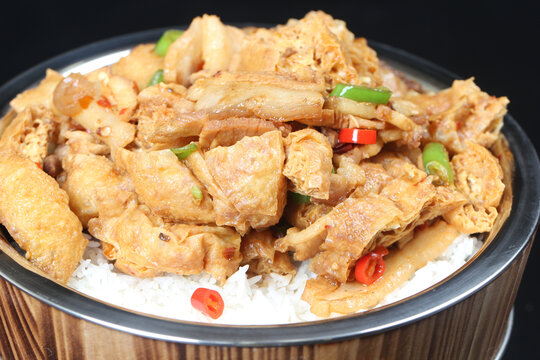 油豆腐炒肉包肉，家常美食的创意升级