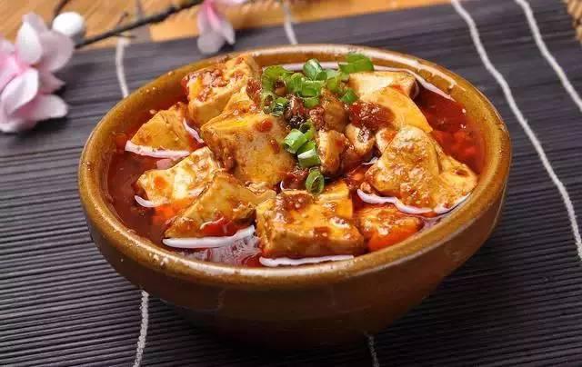 家常美食秘籍，红油嫩豆腐的绝妙做法与保健功效