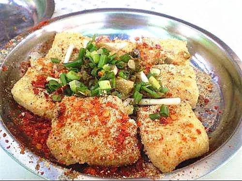 蒜泥爆浆小豆腐，家常美食的魅力与做法解析