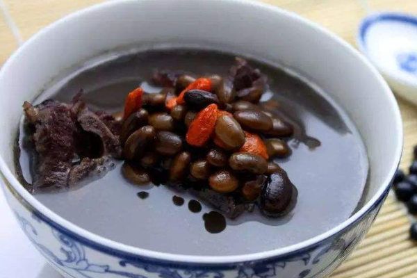 黑豆生地煲汤的做法