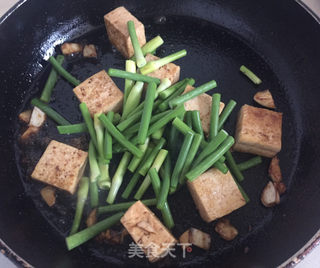家常美味，大豆腐与蒜苔的完美融合