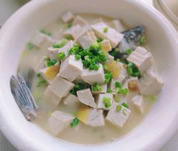 炖鲤鱼豆腐汤，鲜美滋补的家常美食
