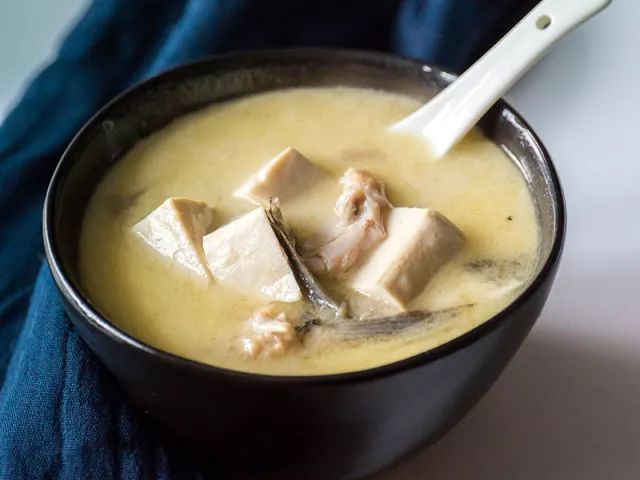 炖鲤鱼豆腐汤，鲜美滋补的家常美食