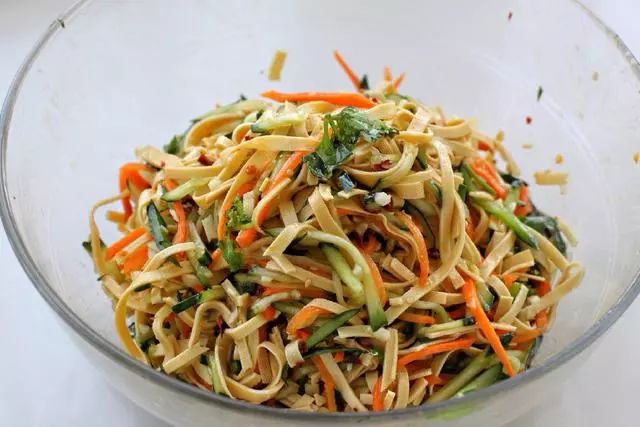 夏日消暑佳品——凉拌韩式豆腐丝的美味与营养