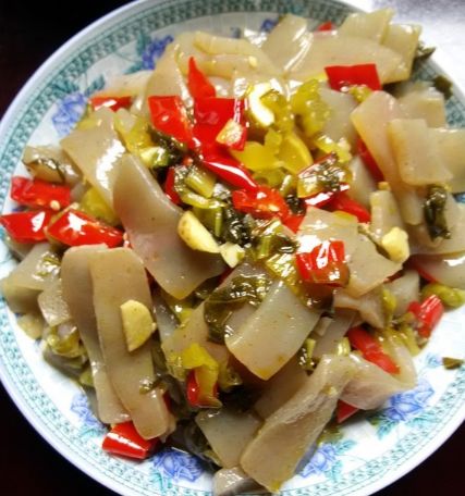 魔芋豆腐与腌菜，家常美食的奇妙组合